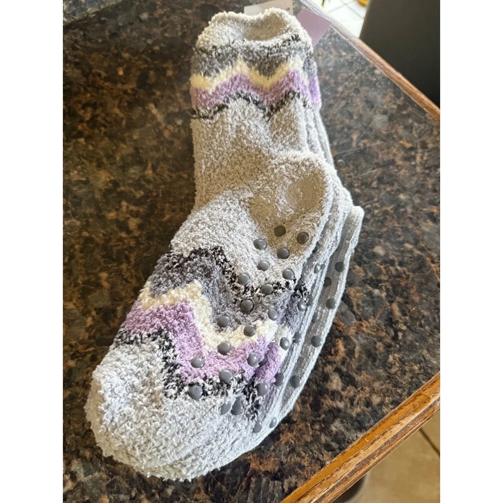 Joyspun Womens‎ 2 Pair Fuzzy Slipper Socks Gray Purple Chevron Non-Slip Grippers